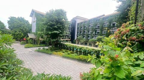 Property building, Day, Natural landscape, Garden, Garden view
