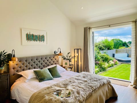 The Cuckoo's Retreat - Luxurious home with private garden & jacuzzi Villa in Truro