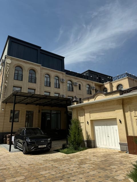 Property building, Facade/entrance, Balcony/Terrace, Parking