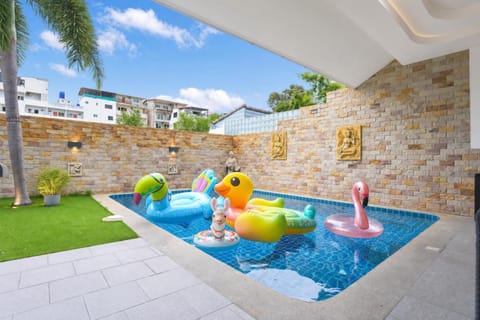 Property building, Day, Garden, Garden view, Pool view, Pool view, Swimming pool, Swimming pool, Swimming pool, sunbed