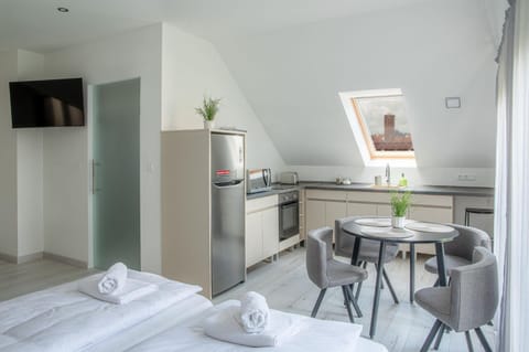 Bed, TV and multimedia, Kitchen or kitchenette, Photo of the whole room, Dining area, Bedroom, oven, towels