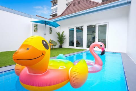 Property building, Day, Pool view, Swimming pool
