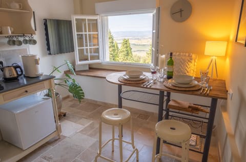 Coffee/tea facilities, Kitchen or kitchenette, Living room, Dining area
