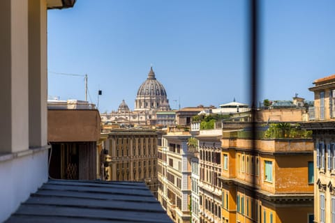 Property building, Nearby landmark, Balcony/Terrace, City view