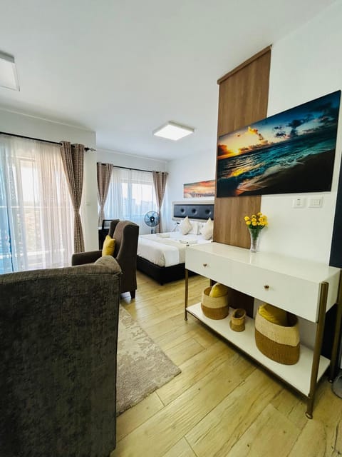 Bed, TV and multimedia, Living room, Seating area