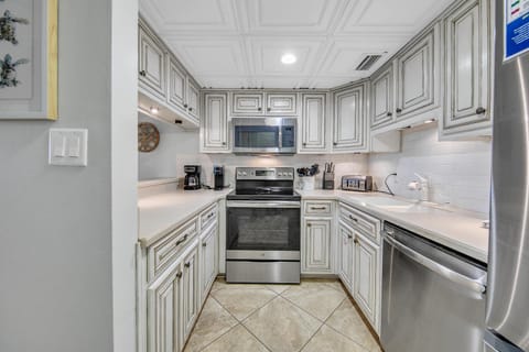 Sugar Beach Condo B-14 by Emerald Coast Retreats Apartment hotel in Lower Grand Lagoon