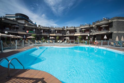 Property building, Pool view, Swimming pool, Swimming pool, sunbed
