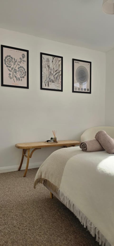 Salisbury City Centre 2-Bedroom Serviced Accommodation-Apartment - PennyVille House in Salisbury