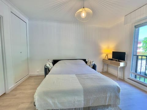 Bed, TV and multimedia