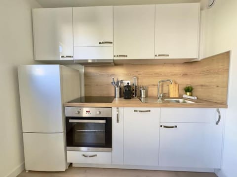 Coffee/tea facilities, Kitchen or kitchenette, dishwasher, oven, stove, toaster