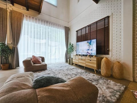 Communal lounge/ TV room, TV and multimedia, Living room, Seating area, Evening entertainment