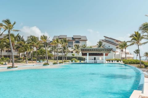Property building, Day, Pool view, Swimming pool, Swimming pool