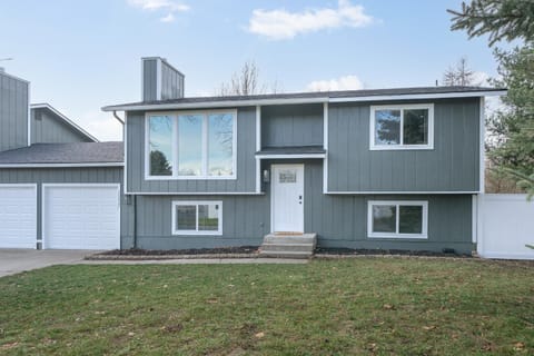 Spacious Family Villa only 13 mi from Silverwood House in Hayden