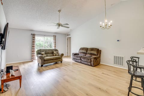 6 Mi to Downtown Bright Palm Coast Getaway! House in Palm Coast