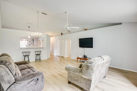 6 Mi to Downtown Bright Palm Coast Getaway! House in Palm Coast