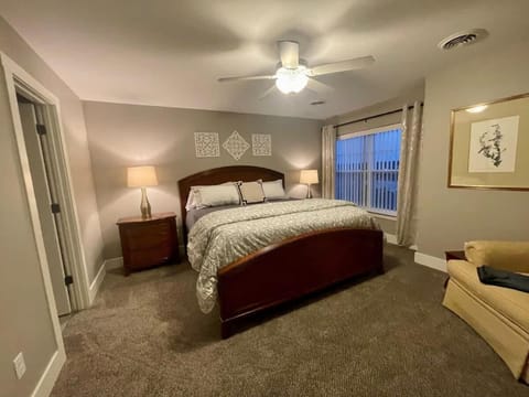 Modern 2 bed condo with office House in Bettendorf