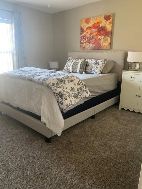 Modern 2 bed condo with office House in Bettendorf