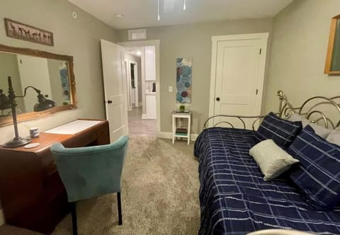 Modern 2 bed condo with office House in Bettendorf