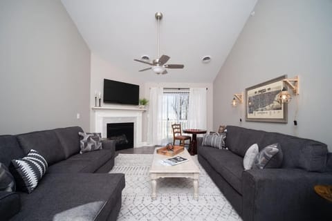 Spacious 2 bed Condo with Office Apartment in Bettendorf