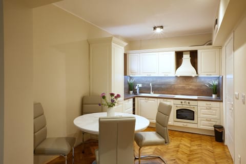 Kitchen or kitchenette, Seating area, Dining area, stove