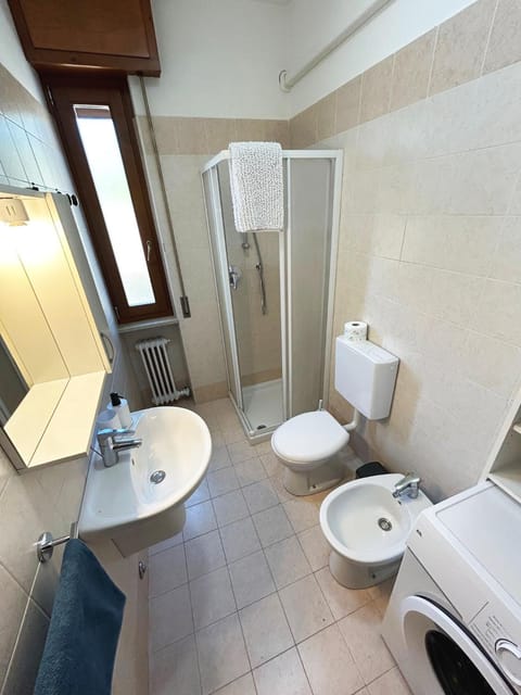 Shower, Toilet, Bathroom, bidet, towels