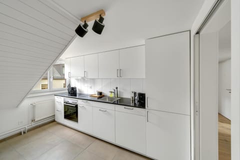 Coffee/tea facilities, Kitchen or kitchenette, dishwasher, oven, stove