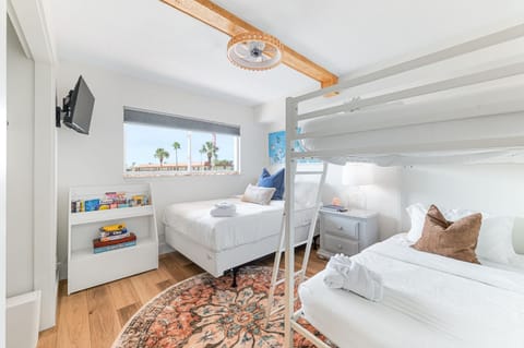 Coastal Condo - Walk to Beach Pool Pickleball and Boat Ramp House in Crescent Beach