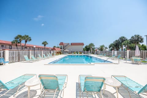 Coastal Condo - Walk to Beach Pool Pickleball and Boat Ramp House in Crescent Beach