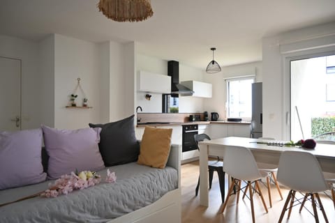 Kitchen or kitchenette, Living room, Seating area, Dining area