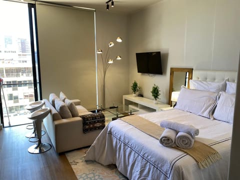 Bed, TV and multimedia, Photo of the whole room, Seating area, Bedroom, towels