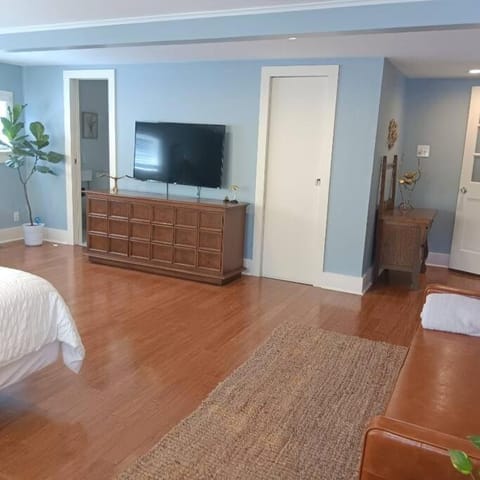 The Blue Herron 1868 Historic District Cottage House in Texas City