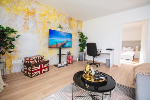 Communal lounge/ TV room, TV and multimedia, Living room, Seating area, Dining area, Evening entertainment