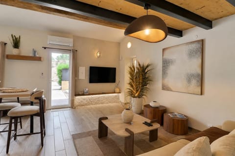 Communal lounge/ TV room, TV and multimedia, Living room, Seating area, air conditioner