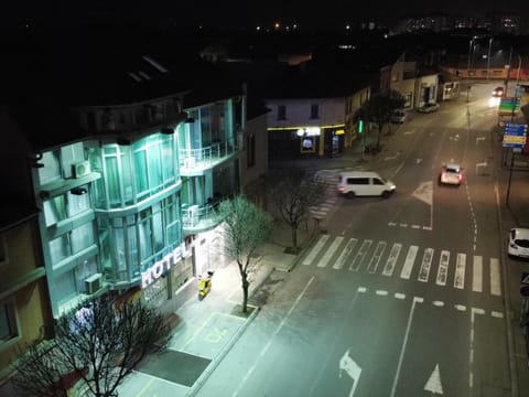 Property building, Restaurant/places to eat, Night, Neighbourhood, Bird's eye view, City view, Street view, Location, Parking