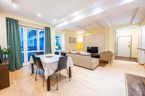 TV and multimedia, Living room, Seating area, Dining area, Evening entertainment