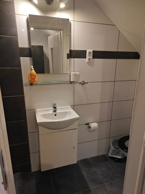 Neu Maisonette Haus jedes Zimmer mit eigenem Bad 7 Betten, Schlafen wie im Hotel mit Einbauküche Apartment in Eschweiler