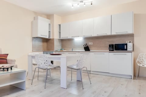Kitchen or kitchenette, Dining area, oven, stove