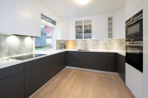 Coffee/tea facilities, Kitchen or kitchenette, dishwasher, oven, stove