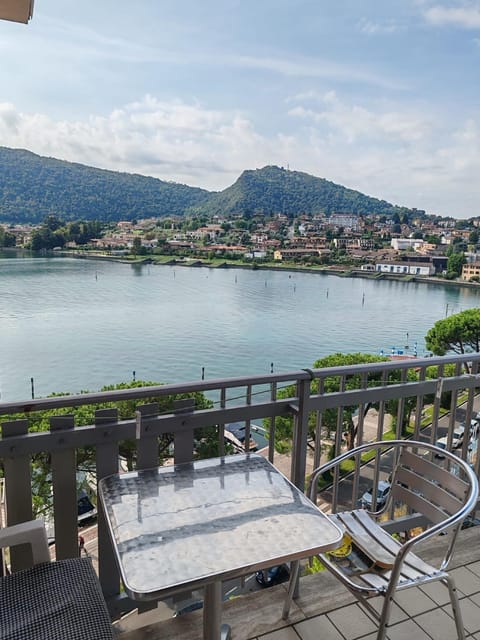 Stupendo Appartamento vista lago sulla passeggiata Apartment in Province of Brescia