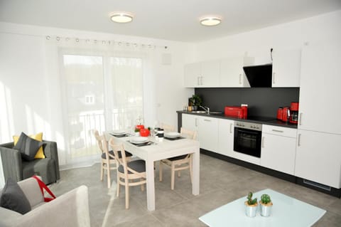 Kitchen or kitchenette, Living room, Seating area, Dining area