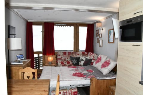 Bed, Living room, Seating area