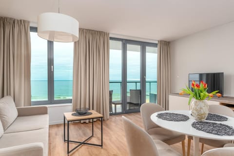 Communal lounge/ TV room, Natural landscape, TV and multimedia, View (from property/room), Balcony/Terrace, Living room, Seating area, Dining area, Evening entertainment, Sea view