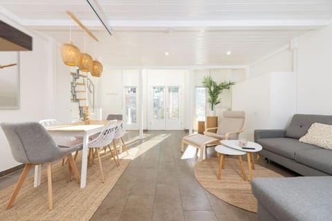 Balcony/Terrace, Living room, Photo of the whole room, Seating area, Dining area, heating, heating, internet, internet, room service