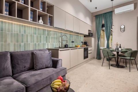 Kitchen or kitchenette, Living room, Seating area, Dining area, oven, stove