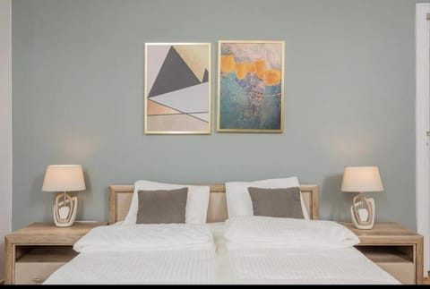 Bed, Photo of the whole room, Decorative detail, Bedroom