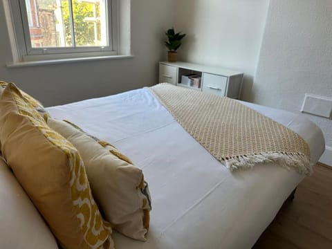 Bed, Photo of the whole room, Bedroom, internet