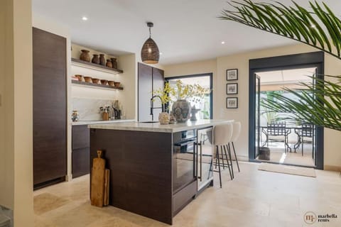 Kitchen or kitchenette, Seating area, Dining area