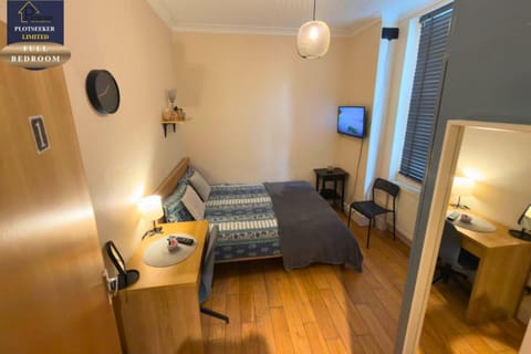 Bed, TV and multimedia, Photo of the whole room, Seating area, Bedroom