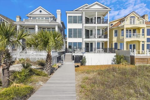 10 Collier Beach- Oceanfront, Private Beach Access, Heatable Pool, Free Activities Included House in Singleton Beach