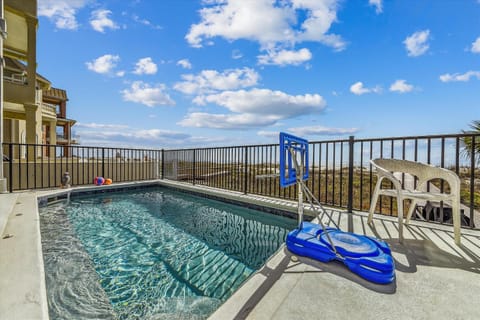 10 Collier Beach- Oceanfront, Private Beach Access, Heatable Pool, Free Activities Included House in Singleton Beach